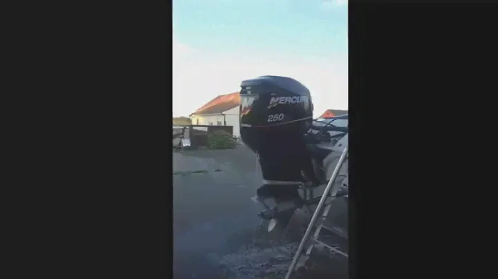 Mercury Racing Optimax 250 xs 2 stroke  (285 hp) Start up sound!